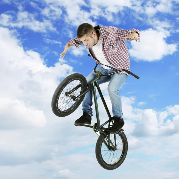 Junger mann auf bmx bike auf himmel hintergrund — Stockfoto