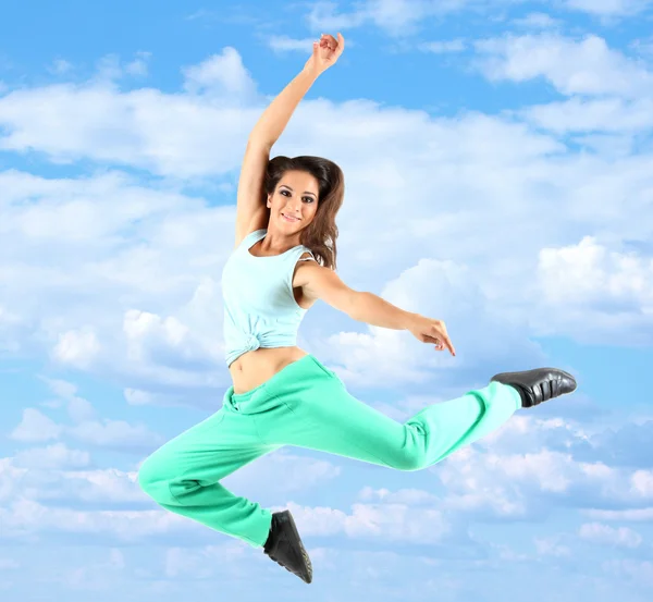 Springende Frau auf Himmelshintergrund — Stockfoto