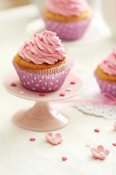 Leckere Cupcakes auf dem Tisch aus nächster Nähe — Stockfoto