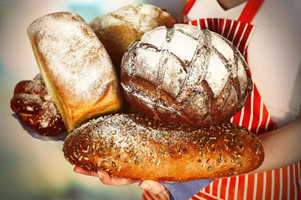 Свежий хлеб в женских руках — стоковое фото