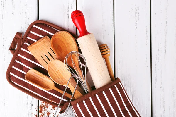 Conjunto de utensílios de cozinha com cacau em mitene sobre fundo de madeira — Fotografia de Stock