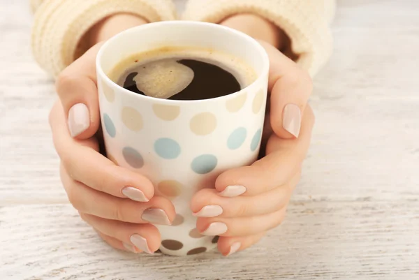 Handen vasthouden kopje koffie — Stockfoto