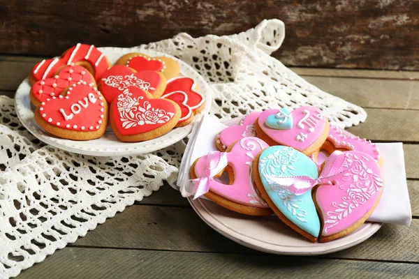 Ve tvaru srdce soubory cookie pro valentinky den na ubrousek, na barevné dřevěné pozadí — Stock fotografie