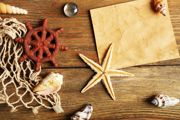 Карточка пустая с морской звездой и раковинами на деревянном фоне — стоковое фото