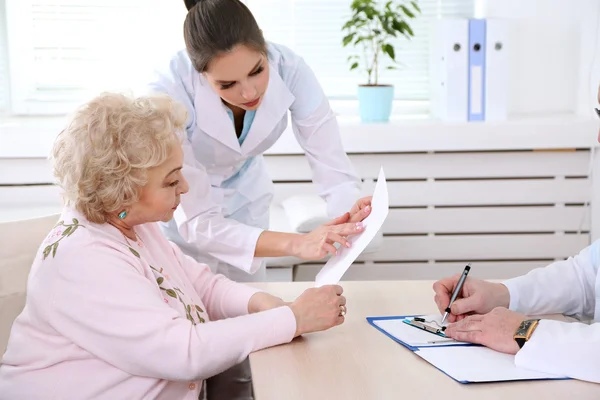 Medici felici e paziente in clinica ospedaliera — Foto Stock