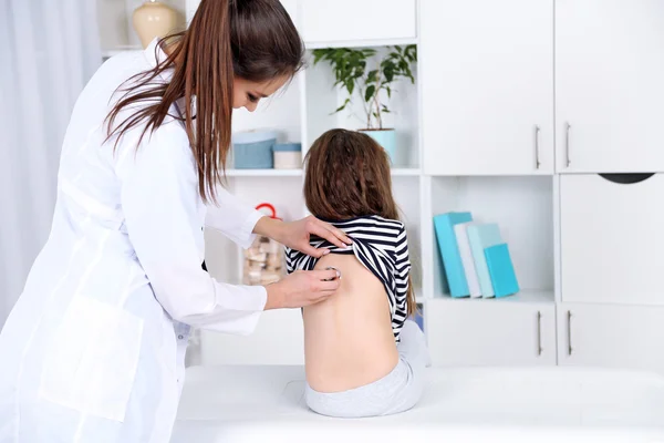 Little girl and young doctor in hospital — Stock Photo, Image