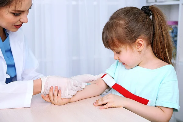 Sjuksköterska med spruta tar blod för test på sjukhus — Stockfoto