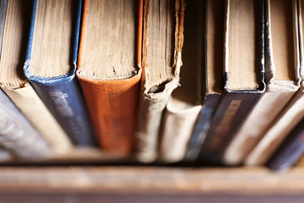 Många böcker om bokhyllan i biblioteket — Stockfoto