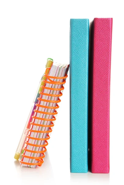 Cadernos coloridos e caneta, isolados em branco — Fotografia de Stock