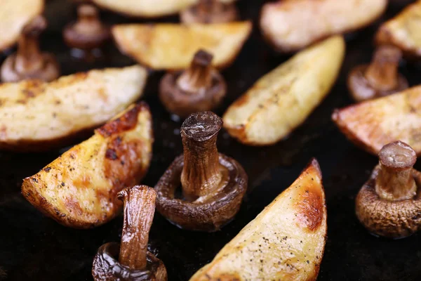 Patatas al horno con champiñones —  Fotos de Stock