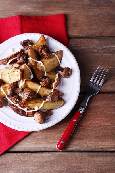 Batatas assadas com cogumelos — Fotografia de Stock