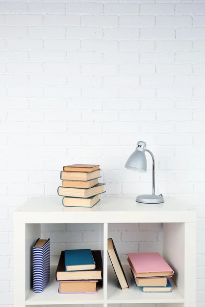 Dřevěná police s knihami — Stock fotografie