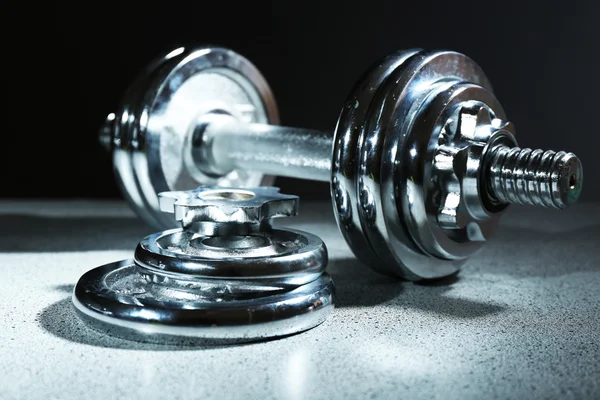 Dumbbell yere, koyu arka plan üzerinde — Stok fotoğraf