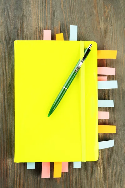 Cuaderno con marcadores — Foto de Stock