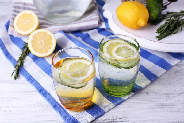 Свіжа вода з лимоном і огірком — стокове фото