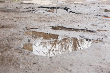 Çok kötü kalite yol çukurların ve su birikintileri