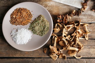 Baharat ile kurutulmuş mantar