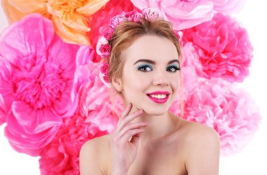 Çiçekli genç kadın.