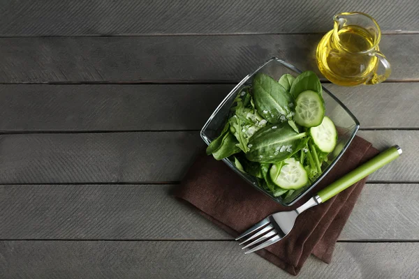 Зеленый салат с огурцом и шпинатом — стоковое фото