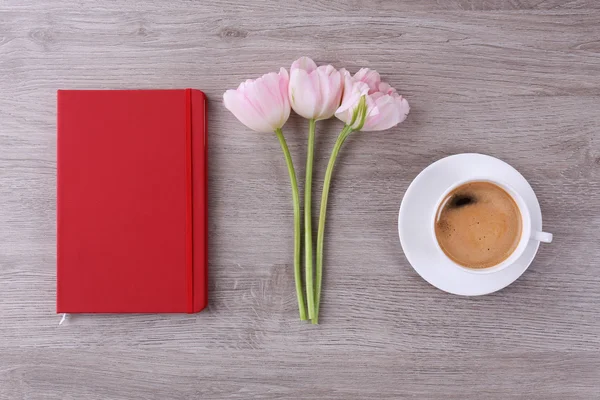 Vackra tulpaner med dagbok — Stockfoto