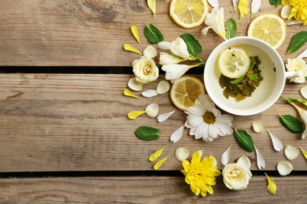 Tasse de tisane avec de belles fleurs — Photo