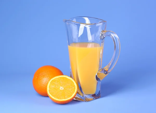 Glas en werper van jus d'orange — Stockfoto