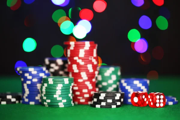 Chips para poker em fundo brilhante — Fotografia de Stock