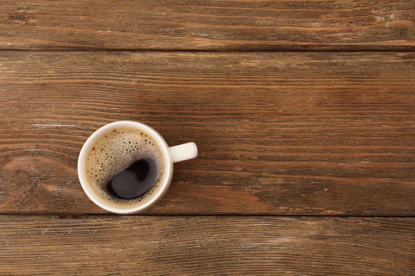 Taza de café sobre mesa de madera, vista superior — Foto de Stock