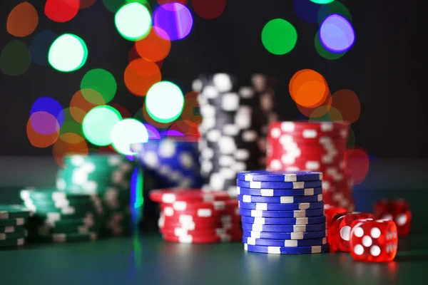 Chips pour poker sur fond brillant — Photo