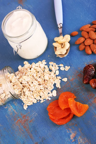 Sarapan dengan buah dan kacang kering — Stok Foto