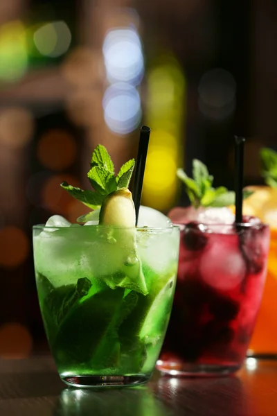 Glasses of cocktails on bar background — Stock Photo, Image