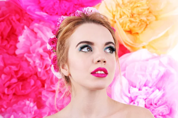 Mujer joven con flores — Foto de Stock