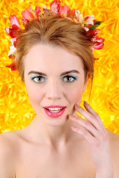 Mujer joven con flores — Foto de Stock