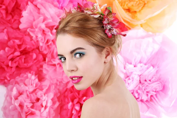 Mujer joven con flores —  Fotos de Stock