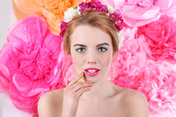 Jeune femme avec des fleurs — Photo