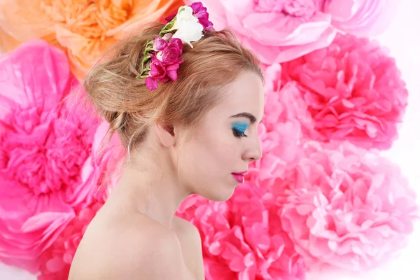 Mujer joven con flores — Foto de Stock