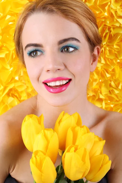 Jeune femme avec des tulipes — Photo