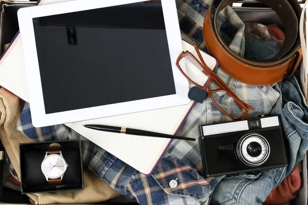 Packing suitcase for trip — Stock Photo, Image