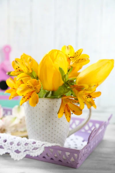 Hermosas flores en taza — Foto de Stock