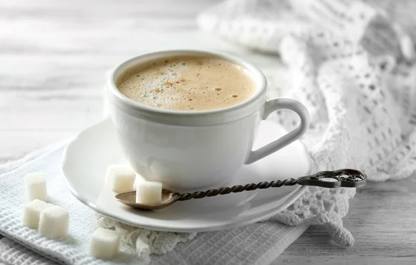 Taza de café con leche en la mesa de madera —  Fotos de Stock