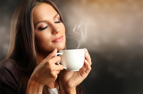 Hermosa joven con taza de café —  Fotos de Stock