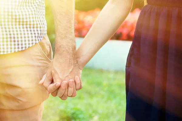 Liebendes Paar hält Händchen im Freien — Stockfoto