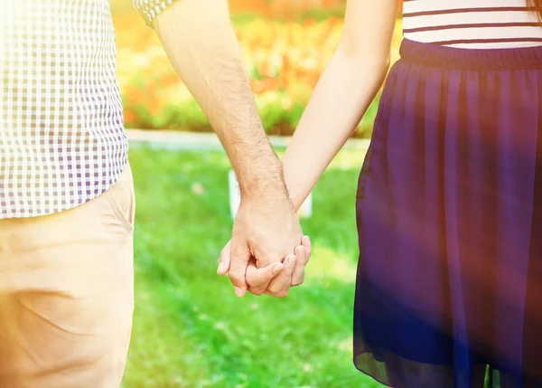 Pareja cariñosa cogida de la mano al aire libre —  Fotos de Stock