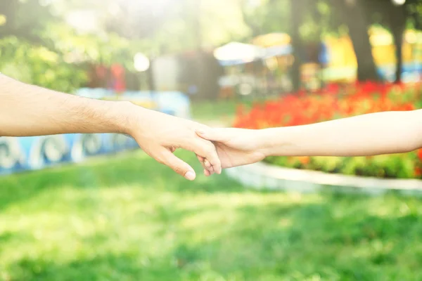 Verliefde paar hand in hand buitenshuis — Stockfoto