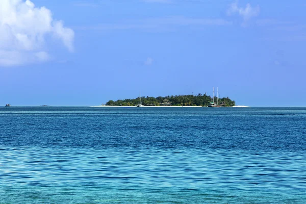 Vista di belle acque blu dell'oceano in resort — Foto Stock