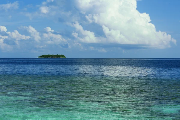 Vista di belle acque blu dell'oceano in resort — Foto Stock