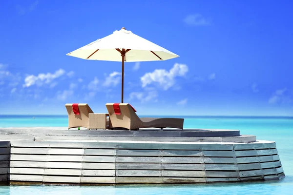 Syn på plats för vila med solstol och parasoll i Baros Maldives — Stockfoto