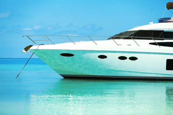 Yacht parked at jetty in Baros Maldives — Stock Photo, Image