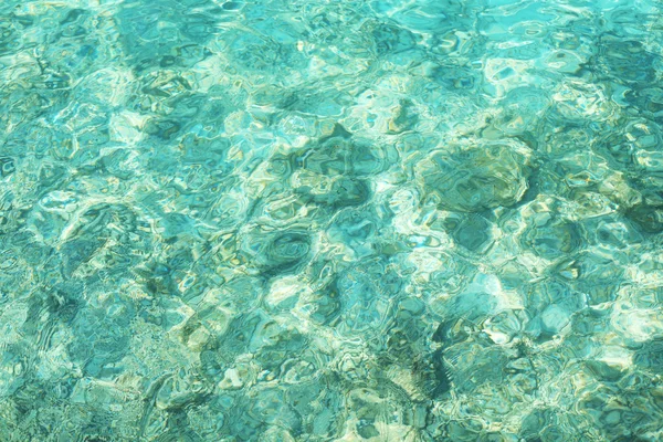 Schöner Blick auf das Meerwasser auf der Insel im Resort — Stockfoto