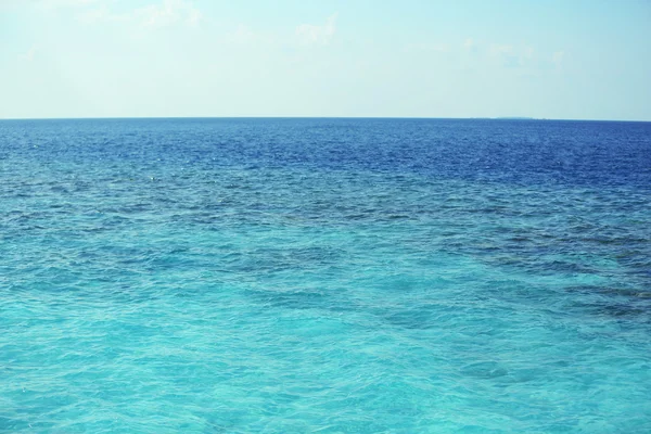 Bella vista dell'acqua dell'oceano sull'isola in resort — Foto Stock